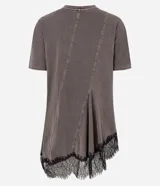 Remera de algodón color gris desteñido, con recortes asimétricos, mangas cortas y bajo irregular con encaje negro.