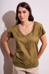 Remera color verde oliva con cuello en V y bordado de flores.