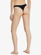 Pack de tres tangas de la marca Diesel, modelo Punchy-D-Core, en color negro. Presentan un diseño minimalista con corte clásico, banda estrecha en la cadera y el logotipo de la marca estampado en el frente.