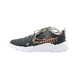 Championes Nike W Downshifter 12 para mujer, color gris oscuro con detalles en naranja y suela blanca.