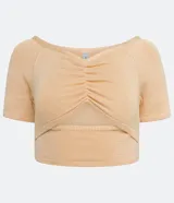 Blusa cropped color crema de viscosa con manga corta, escote en V, fruncido en el busto y abertura en el abdomen.