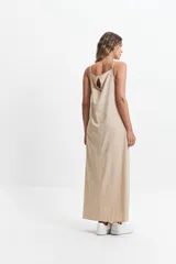 Vestido largo color beige de lino y algodón, con breteles finos y escote recto.