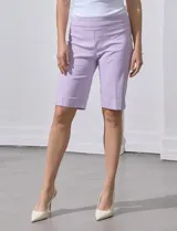 Bermuda color turquesa en gabardina elastizada, marca Zac & Rachel, con pretina ancha elastizada.