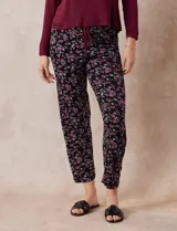 Conjunto de pijama marca René Rofé, compuesto por pantalón largo y remera de mangas largas. La remera es de escote redondo y tiene un bolsillo en el pecho. El pantalón tiene cintura elastizada y lazo de ajuste.