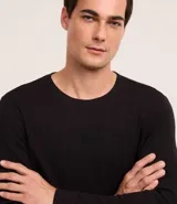 Remera de manga larga color crema, confeccionada en tejido waffle de algodón y poliéster.