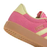 Championes Adidas VL Court 3.0 de gamuza rosa con detalles en amarillo pastel y suela color caramelo.