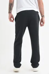 Pantalón de jogging gris oscuro con cordón ajustable en la cintura.