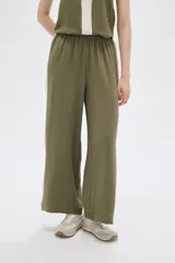 Pantalón ancho de poliéster color verde oliva con cintura elástica y una franja vertical blanca a cada lado.
