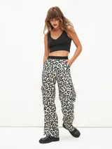 Pantalón negro de corte ancho con cintura elástica y bolsillos cargo.