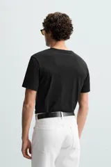 Camiseta marrón de corte slim fit, confeccionada en tejido de algodón con elasticidad, cuello redondo y manga corta.