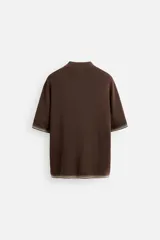 Camisa marrón de punto con viscosa, corte relaxed fit, cuello solapa, manga corta y cierre frontal con botones.