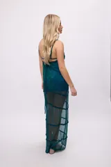 Vestido midi de chiffon color verde azulado con escote regulable con lazos y volados en los recortes.