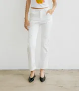 Pantalón de denim blanco con tachas plateadas.
