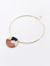 Gargantilla dorada con dije circular de madera y detalles en negro y dorado.