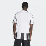 Camiseta de fútbol Adidas del Juventus F.C., modelo Home Jersey temporada 25/26, para hombre. Diseño a rayas verticales blancas y negras con detalles en rosa en cuello, mangas y hombros.