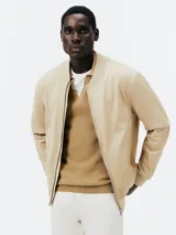 Campera bomber color beige con cierre frontal y cuello, puños y cintura acanalados.