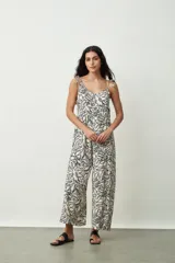 Mono largo de tirantes finos con estampado abstracto en tonos negro, marrón y blanco.