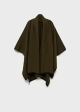 Poncho verde militar con ribete negro en contraste, cuello alto y diseño holgado. Incluye cinturón negro con hebilla dorada.