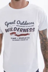 Remera de manga corta color verde azulado con cuello redondo y estampado frontal con el texto "UH3" en blanco.