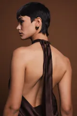 Aros dorados con detalle de esmalte negro en forma de corazón.