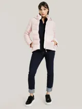 Campera puffer rosa claro con capucha, cierre frontal con cremallera dorada, bolsillos laterales con cierre y logo bordado en el brazo.