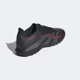 Championes de fútbol Adidas Predator League Turf, color negro con detalles en gris y rojo. Diseñados para césped artificial, con parte superior Hybridfeel con textura 3D y aletas Strikescale para control del balón.