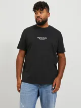 Remera negra de manga corta con cuello redondo y corte relajado. Estampa con texto en relieve en el pecho.