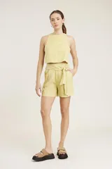 Top corto azul vibrante, sin mangas y con cuello redondo, de tejido ligero y corte recto.