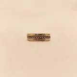 Anillo ancho en plata 925 con detalles en oro y circonias.