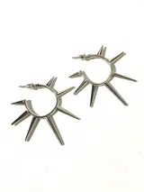 Par de aros argolla plateados con pinches.