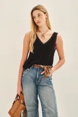 Remera blanca de lino y viscosa con moldería línea A y detalles en rib con lurex en escote y sisas.