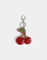 Llavero con forma de cerezas rojas y verdes cubiertas de strass, con mosquetón metálico plateado.
