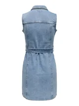 Vestido camisero de denim celeste, sin mangas, con cuello camisero, cierre frontal con botones y cinturón de lazo en la cintura.
