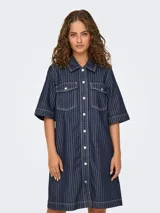 Vestido camisero midi de denim azul con rayas verticales blancas, cuello camisero, mangas 3/4, cierre frontal con botones y dos bolsillos de parche en el pecho.