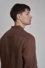 Camisa marrón de lino con cuello mao y mangas largas.