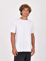 Remera básica de manga corta y cuello redondo, color negro.