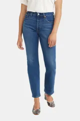 Jeans Levi's 501 de tiro alto, pierna recta y bragueta con botones.