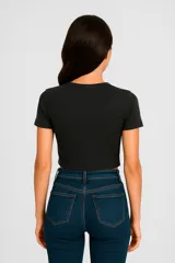 Remera corta negra de algodón, con cuello redondo y mangas cortas.