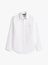 Camisa de manga larga blanca, confeccionada en algodón BCI, con cuello clásico y cierre de botones. Presenta un pequeño logo de Tommy Hilfiger bordado en el pecho.