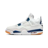 Zapatilla de caña alta Jordan 4 Retro SB, color blanco con detalles en azul marino y azul claro. Presenta paneles de malla, superposiciones de gamuza clara y detalles plásticos en azul en los ojales y el lateral. La suela es blanca con una sección visible de amortiguación Air y una suela exterior de goma color naranja.