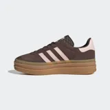 Championes Adidas Gazelle Bold color marrón con detalles en rosa y suela de plataforma color caramelo.