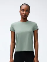 Camiseta deportiva de manga corta y cuello redondo, color rojo oscuro o terracota, con calce holgado.