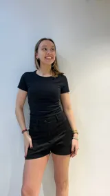 Top blanco de algodón liso con mangas cortas y cuello redondo.