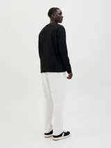 Pantalón de jogging gris claro, de algodón y poliéster reciclado, con cintura elástica ajustable con cordón, corte relajado, tiro medio y logo bordado en la pierna izquierda.