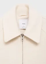 Chaqueta oversize de tejido de mezcla de lana color tostado, con forro interior, cierre delantero y dos bolsillos laterales.