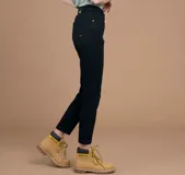 Pantalón de jean gris oscuro, corte skinny y tiro medio.