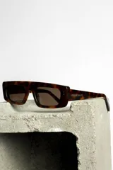 Lentes de sol Urban Haus modelo Égida, con montura rectangular de carey y lentes marrones.