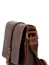 Maletín bandolera unisex color marrón, fabricado en cuero natural engrasado. Cuenta con cierre con broche, compartimento principal acolchado para dispositivo, bolsillo con cierre de cremallera y correa con almohadilla acolchada para hombro.