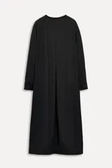 Vestido midi negro confeccionado en viscosa. Tiene cuello redondo con detalles deshilachados, manga larga con hombro caído y puños con pliegues. Cuenta con bolsillos laterales ocultos, trabillas y pliegue en la espalda.