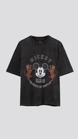 Remera negra con efecto nevado, de manga corta y cuello redondo, con estampado de Mickey Mouse, tigres y texto en inglés y chino.